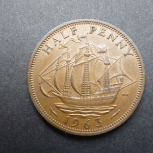 Great Britain 1963 Half Penny coin, Queen Elizabeth 2nd, an ideal gift or for craft or jewellery making in good used (circulated) condition.