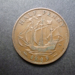 Great Britain 1949 Half Penny coin,King George the Sixth an ideal gift or for craft or jewellery making in good used (circulated) condition.