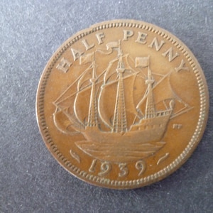 Great Britain 1939 Half Penny coin,King George the Sixth an ideal gift or for craft or jewellery making in good used (circulated) condition.