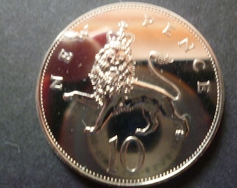 United Kingdom Queen Elizabeth The Second 1977 Proof 10p coin in superb condition housed in a capsule. 1977 proof ten new pence coin.