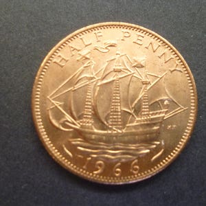 Vintage Englisch 1966 Half Penny Münze, Queen Elizabeth II, ein ideales Geschenk oder für Handwerk oder Schmuck machen in gutem gebrauchten Zustand.