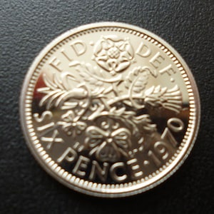 Moneta sześciopensowa z 1970 r.: ostatnia emisja, miedzionikiel w kapsule