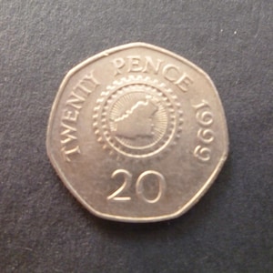 1999 Guernsey 20p (vinte pence) com mapa da ilha no verso e a rainha Elizabeth II, ideal para artesanato ou joalheria. 1999