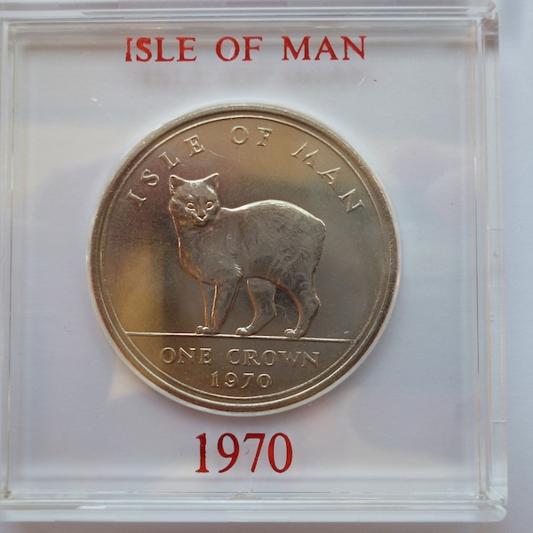 1970 Queen Elizabeth 2nd Isle Of Man Crown Coin  in good uncirculated condition features a Manx Cat housed in a rigid slide top perspex case