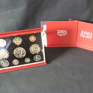 Set di dieci monete Proof Year 2001 della Royal Mint del Regno Unito, custodite in un astuccio in pelle rossa della Royal Mint con certificato di autenticità, con cinque sterline dell'epoca vittoriana.