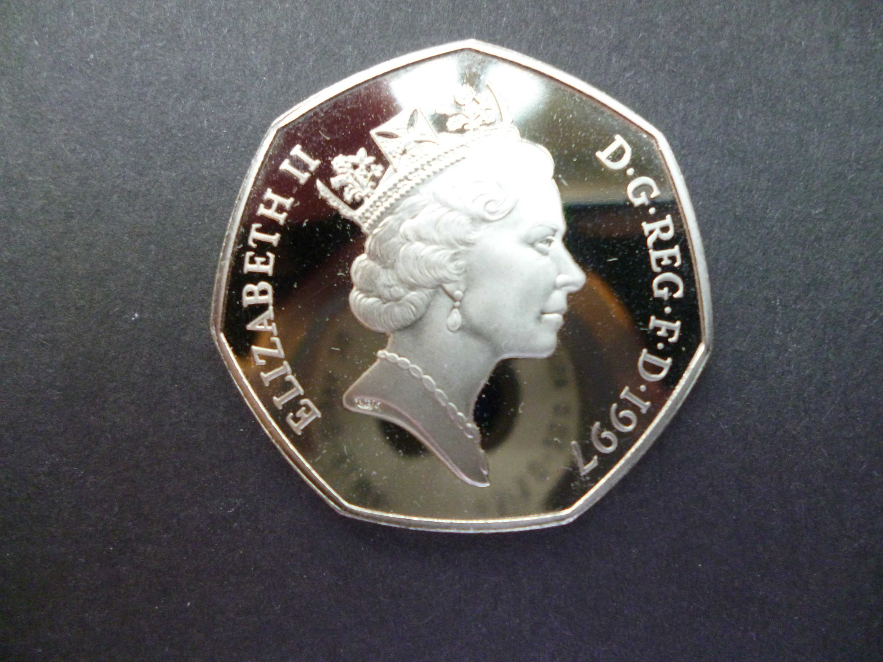 イギリス1997年プルーフ50ペンス硬貨。表面に故エリザベス2世
