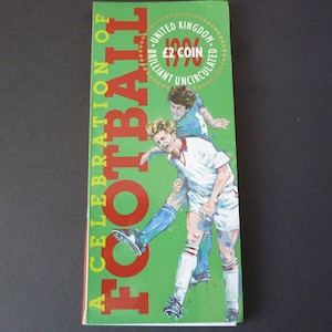 Pièce de deux livres de football brillant hors circulation du Royaume-Uni de 1996, scellée et hors circulation, dans un emballage Royal Mint. Paquet de pièces de la Monnaie royale de 1996.
