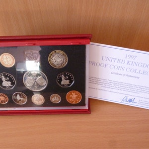 Set di monete da 10 monete da 10 monete da 1997 della Royal Mint del Regno Unito in custodia in vera pelle rossa della Royal Mint, anniversario di matrimonio della regina e del principe Filippo