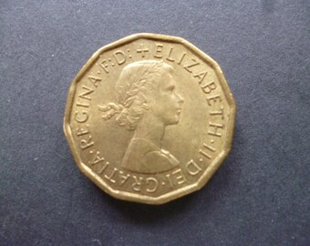 1966年イギリス3ペンス硬貨：ニッケル真鍮製、王冠付き跳ね上げ門