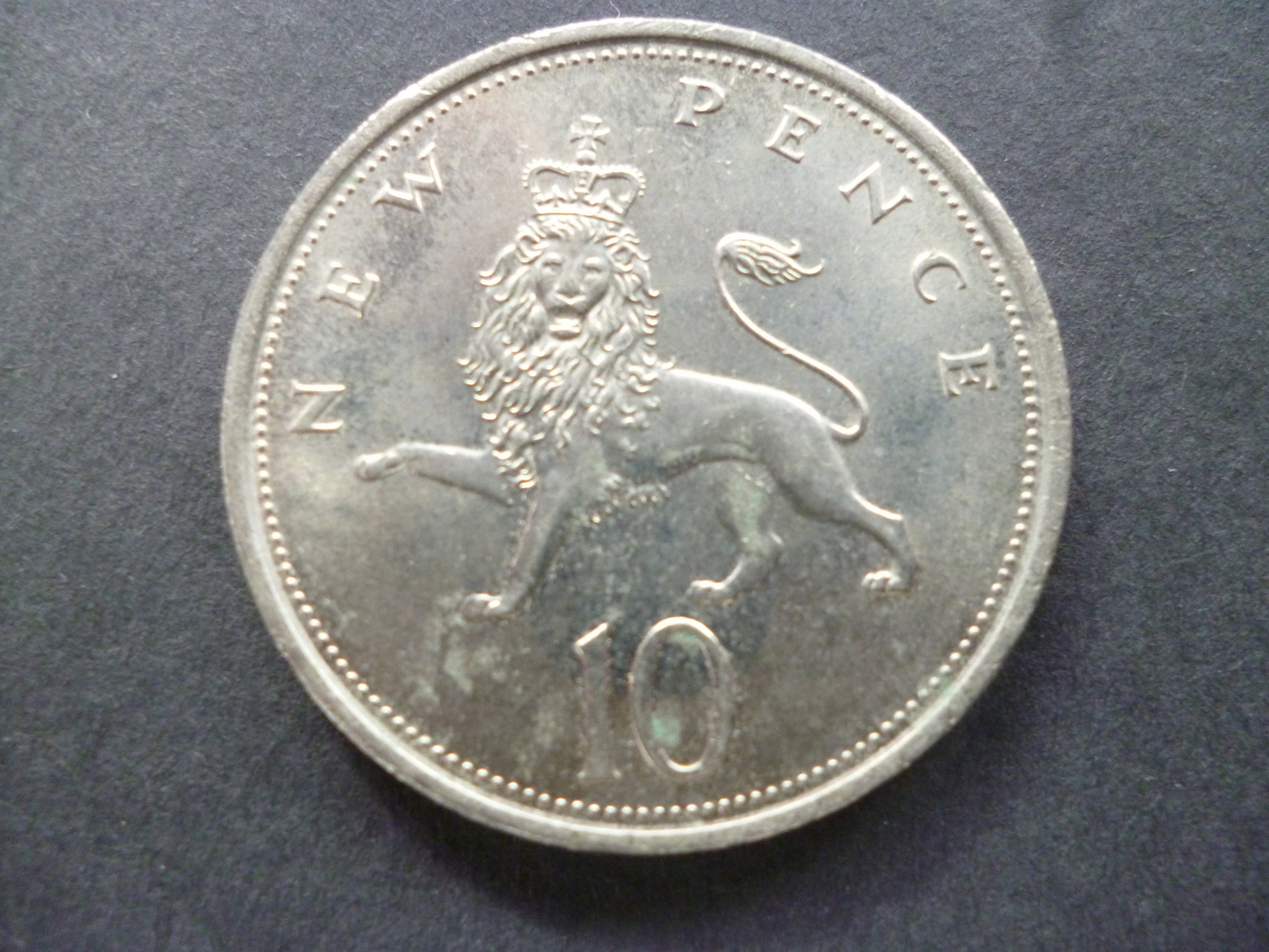 マン島 10ニューペンス硬貨☆1975年／未使用品／三脚巴・トリスケリオン／ 三本足の島」〜マン島の時をかける10ペンス〜｜アンティークコインの物語