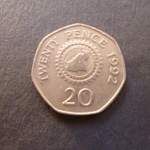 Moeda de Guernsey de 20p (vinte pence) de 1992, com mapa da ilha no verso e a Rainha Elizabeth II, ideal para artesanato ou fabricação de joias.