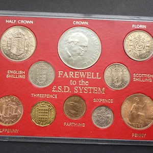 イギリスの古い貨幣に別れを告げる硬貨セット。硬質プラスチックケースに収められた10種類の流通硬貨からなる英国の硬貨。