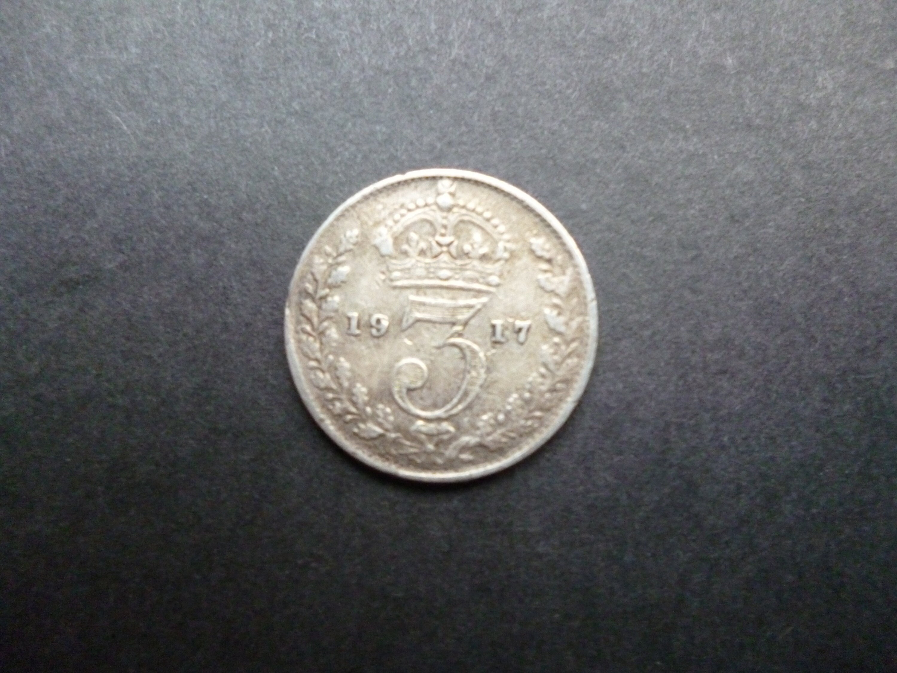 Great Britain 1917 Silver Threepence coin, ideal gift or for craft or jewellery making in good used (circulated) condition.