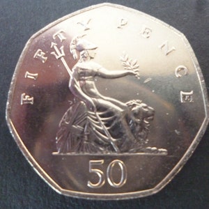 Moneda de cincuenta peniques (50p) del Reino Unido de 1983 en estado no circulado (sin usar), ideal para joyería o artesanía. Moneda inglesa de 50p sin usar.