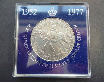 1977 Crown coin, The Queens Silver Jubilee in good un-circulated condition housed in a rigid plastic case.