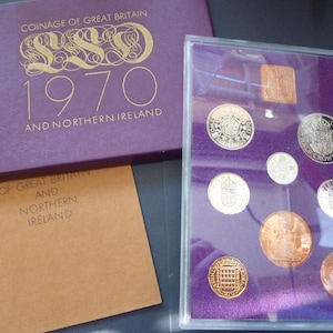 Zestaw monet Royal Mint z 1970 r. w wersji proof z 8 rocznikami, umieszczony w plastikowym pudełku Royal Mint z zewnętrznym kartonowym opakowaniem i ulotką. Zestaw monet z 1970 r.