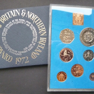 Könnte beinhalten: Ein Gedenkmünzensatz von 1972 aus Großbritannien und Nordirland, präsentiert in einem blauen Etui. Das Set enthält verschiedene Münzen, darunter ein Kronenstück, mit Text zur Erinnerung an das Silberhochzeitsjubiläum.