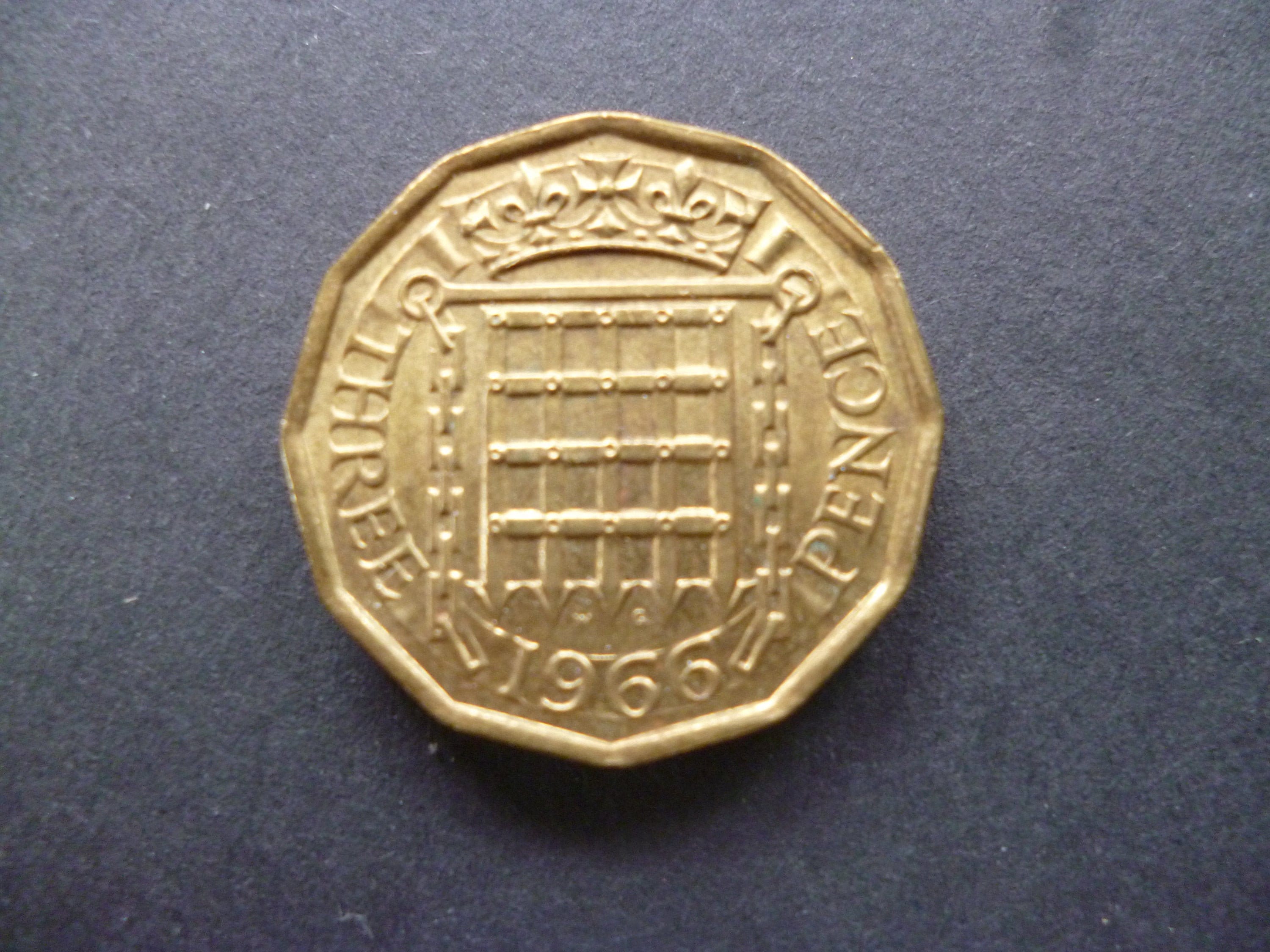 1966年イギリス3ペンス硬貨：ニッケル真鍮製、王冠付き跳ね上げ門