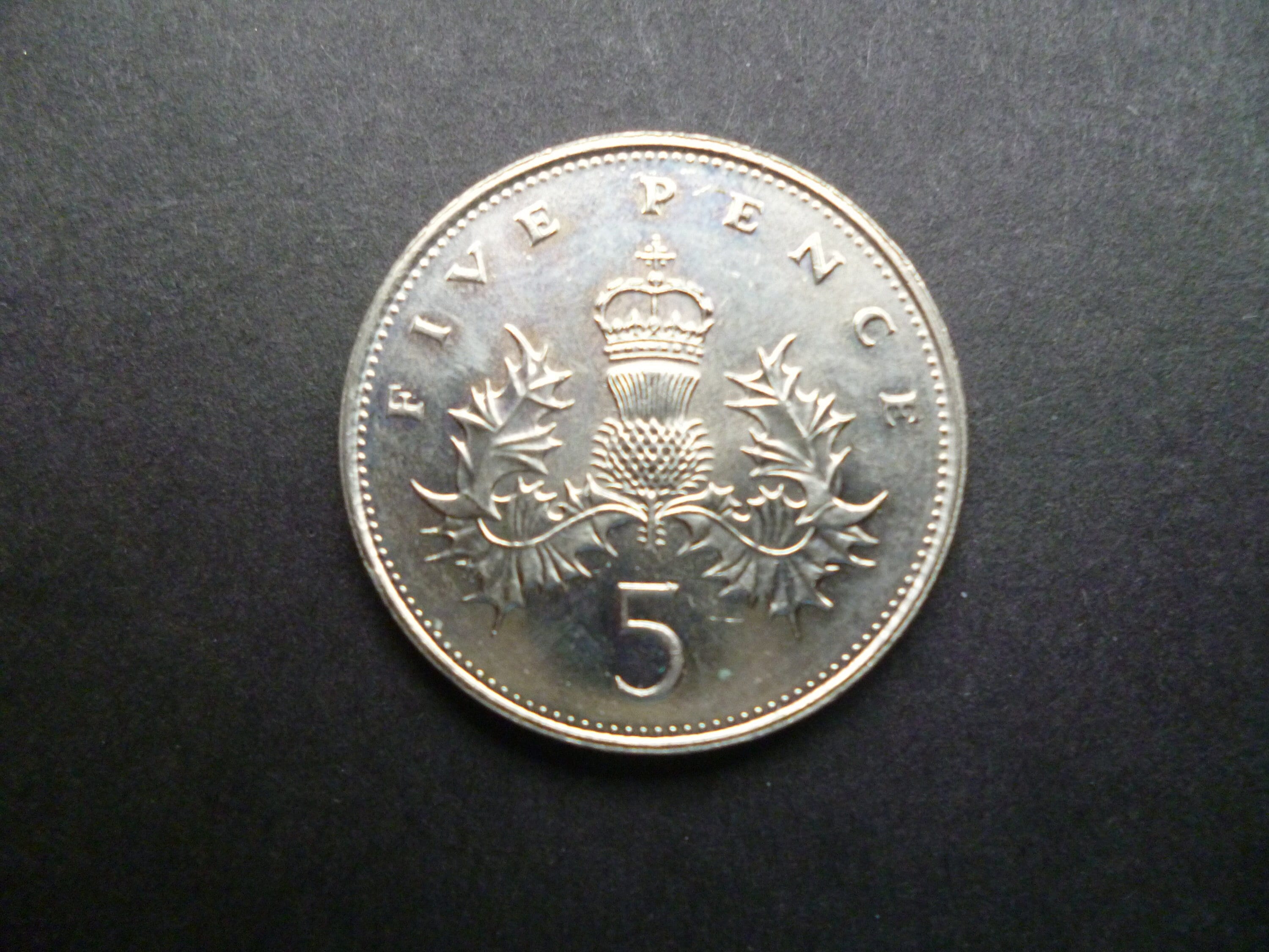 1988年英国5ペンス硬貨：エリザベス女王、ジュエリー製作