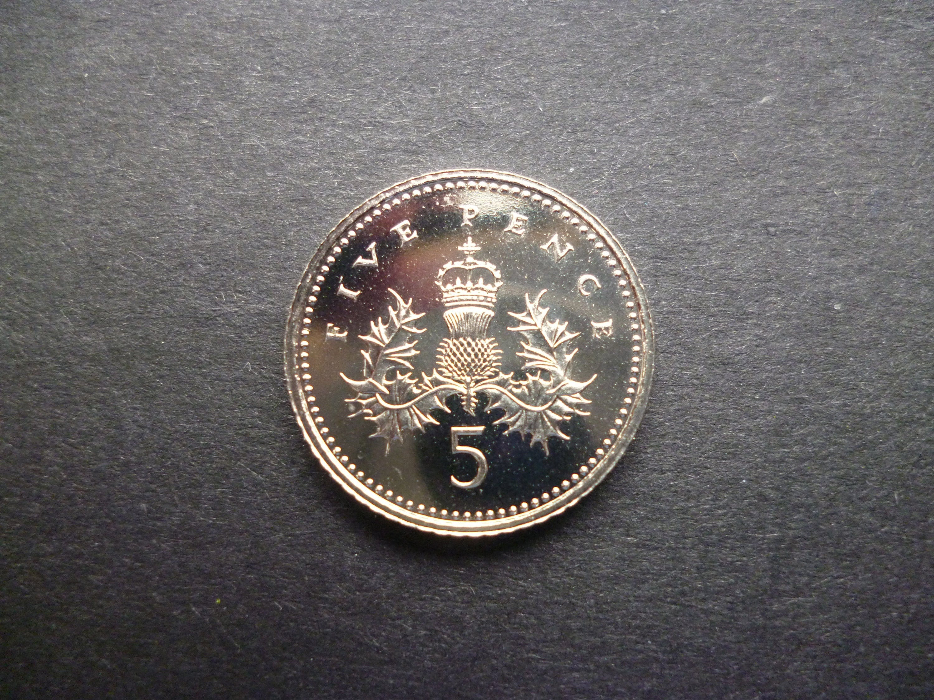 1990年英国5ペンス硬貨：未使用のジュエリー・クラフト用品小型版