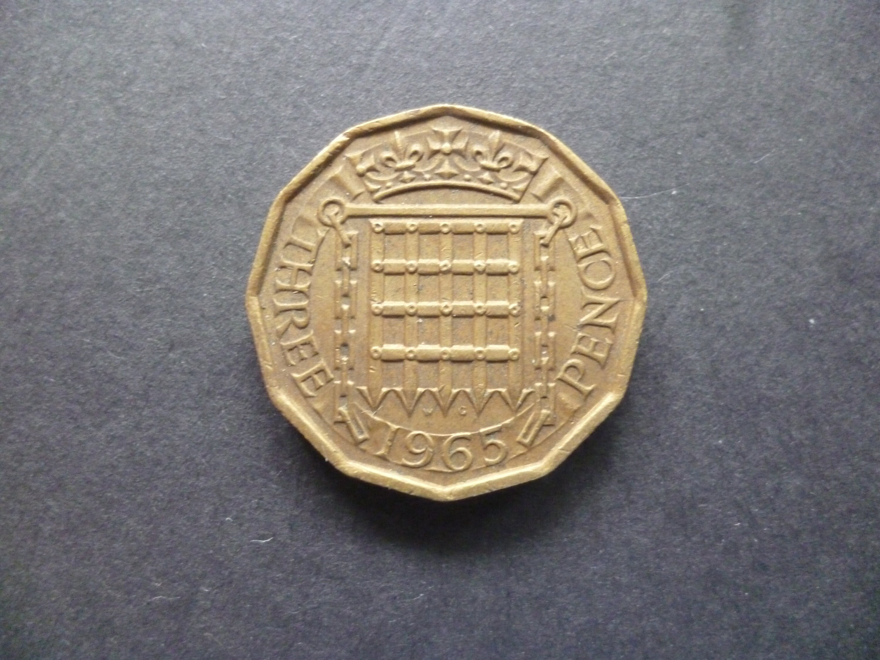 1965 English Threepence Coin: Nickel Brass Crowned Portcullis