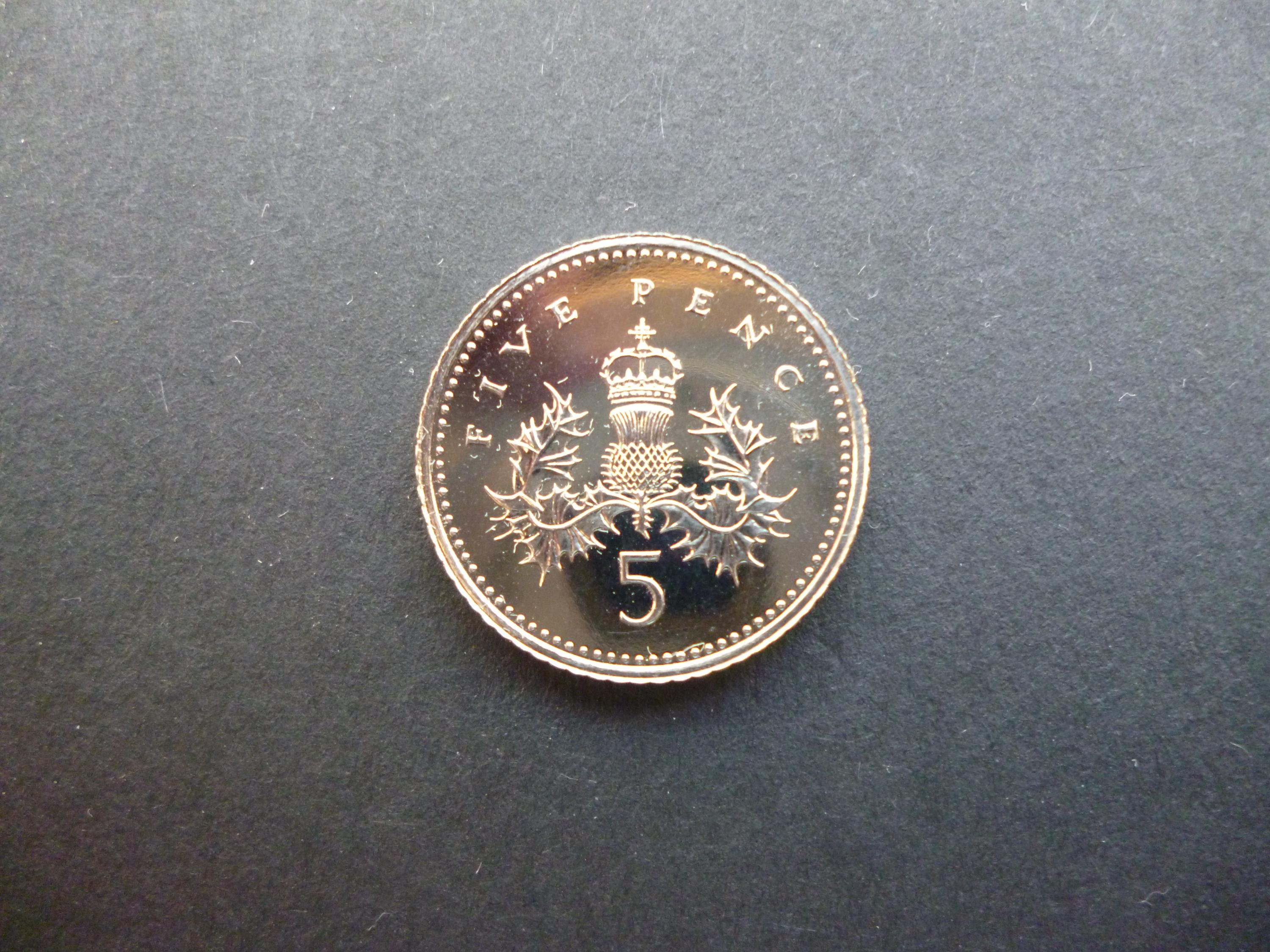 1995年英国5ペンス硬貨：エリザベス2世、未流通白銅ニッケル（18 mm、3.25 g）