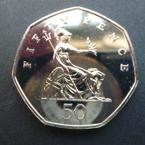 Moneda de cincuenta peniques (50p) de la Reina Isabel II del Reino Unido de 1995 en estado sin circular (sin usar), ideal para joyería o artesanía.