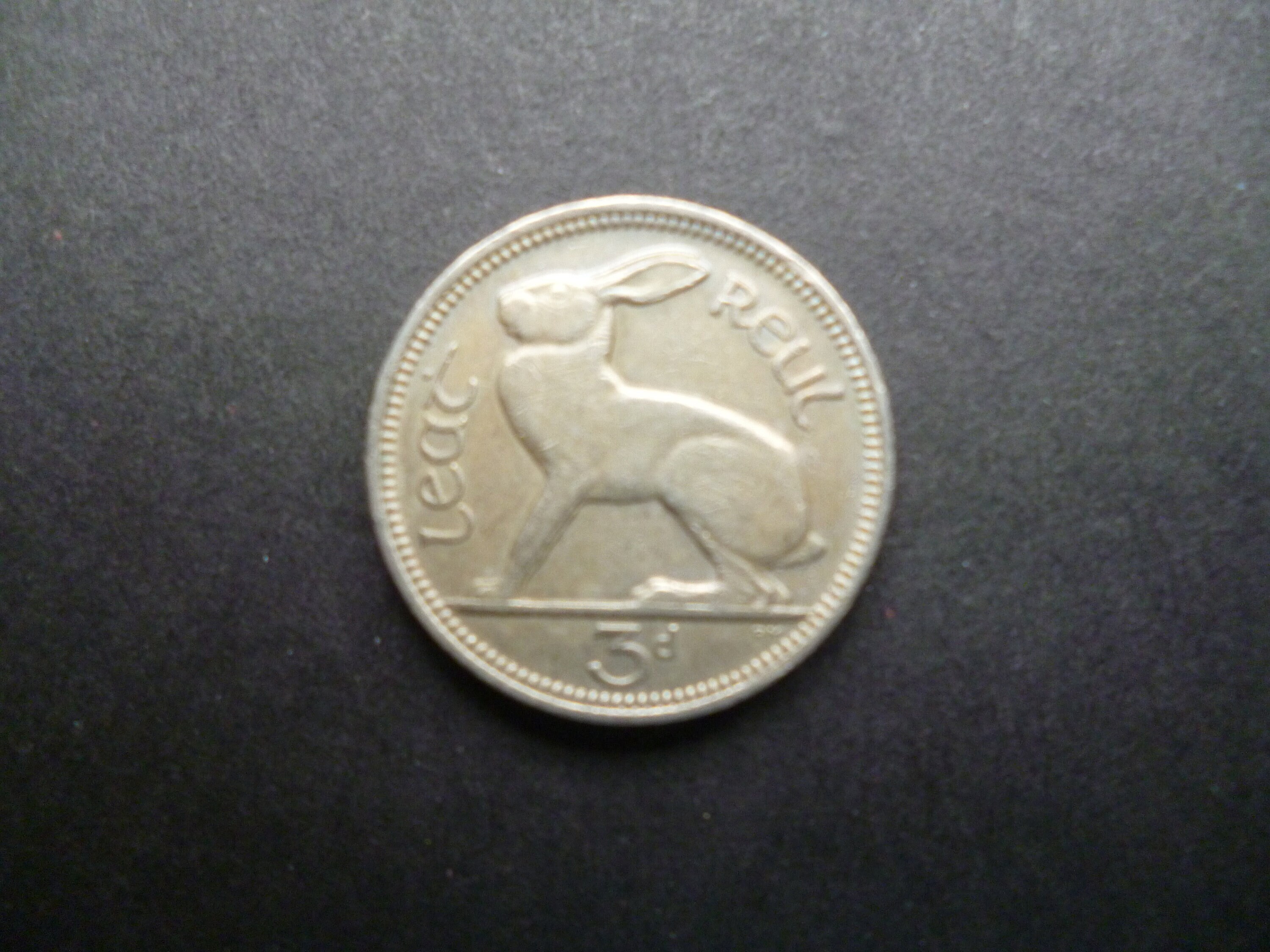1962年アイルランド3ペンス硬貨：Hare & Harp、クラフトジュエリー用品 - Etsy 日本 うさぎ アイルランド 3ペンスコイン  ピンバッチ ブローチ イギリス コイン 硬貨 通貨 野うさぎ アイリッシュハープ 兎 ラビット タックピン タイピン