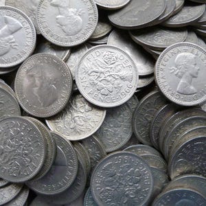 Moneta inglese da sei penny d&#39;epoca Lucky, seleziona data e importo dal menu a discesa, date dal 1953 al 1967. Spedizione in tutto il mondo inclusa nel prezzo.