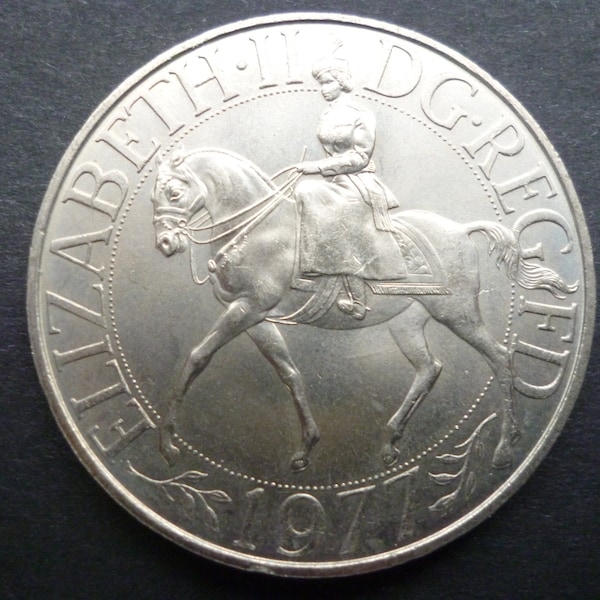 1977 English Crown coin features Queen Elizabeth The Second issued to commemorate the Queens Silver Jubilee, in good un-circulated condition