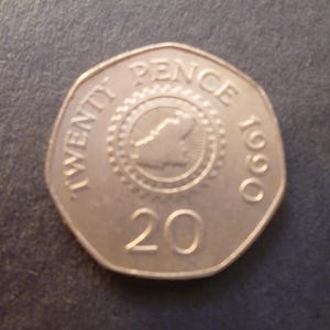 Moeda de Guernsey de 20p (vinte pence) de 1990, com mapa da ilha no verso e a Rainha Elizabeth II, ideal para artesanato ou fabricação de joias.