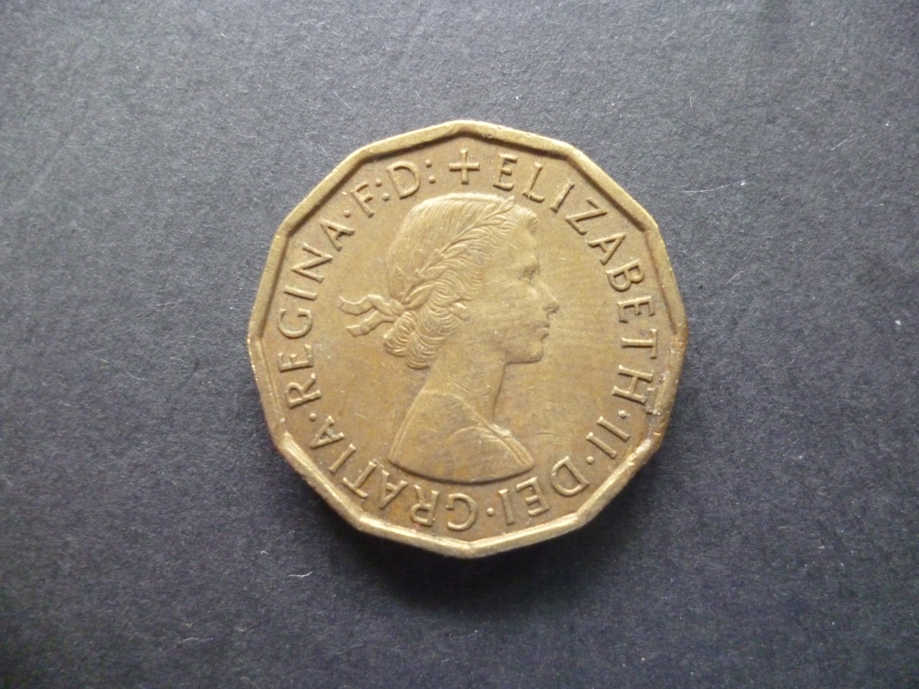 1965年イギリス3ペンス硬貨：ニッケル真鍮製王冠落とし格子