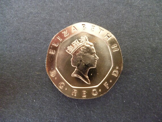 イギリス 1988年 20ペンス硬貨 1988年英国20ペンス硬貨：未流通の白銅製工芸用硬貨 - Etsy 日本