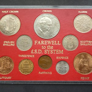 イギリスの古い貨幣に別れを告げる硬貨セット。硬質プラスチックケースに収められた10種類の流通硬貨からなる英国の硬貨。