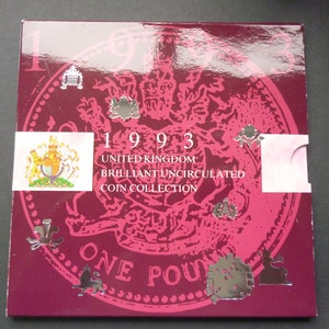 Das Vereinigte Königreich Royal Mint 1993 Brilliant Unzirkulierte Acht Münzenjahr Satz in der Royal Mint Kartenmappe enthält das seltenere Dual datierte 50p