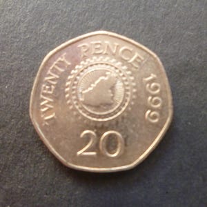 Moeda de Guernsey de 20p (vinte pence) de 1999, com mapa da ilha no verso e a Rainha Elizabeth II, ideal para artesanato ou fabricação de joias.