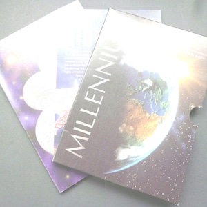 1999 Brittiskt millenniummynt på fem pund - Royal Mint presentset