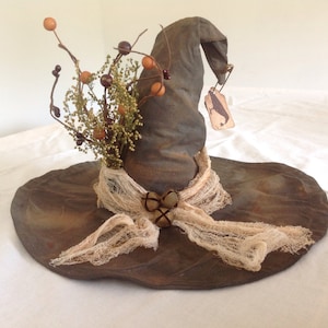 Olde Primitive Witch&#39;s Hat Centerpiece