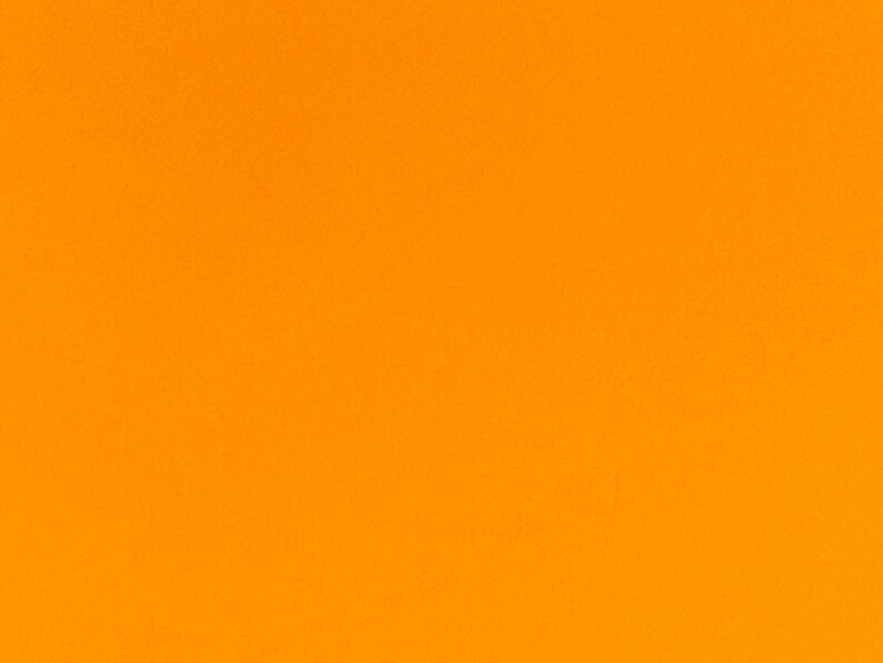 Peut inclure: Fond uni orange.
