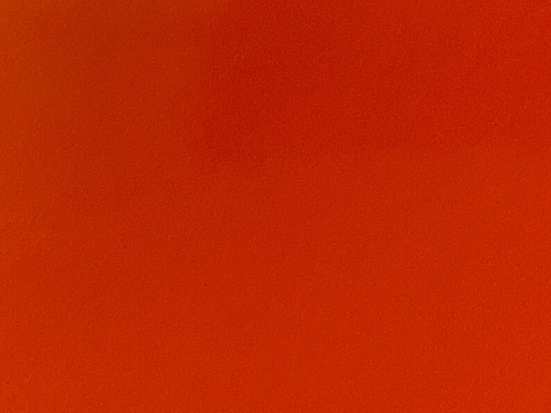 Peut inclure: Un fond orange uni avec une surface l&eacute;g&egrave;rement textur&eacute;e.