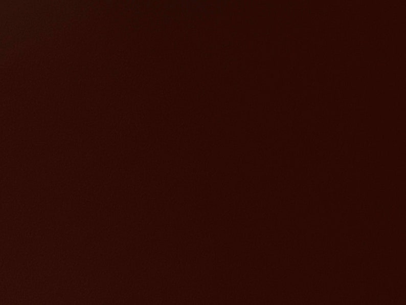 Może przedstawiać: Jednolite ciemnobrązowe tło.