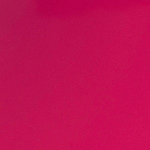 Może przedstawiać: Jednolite, jasnor&oacute;żowe tło.