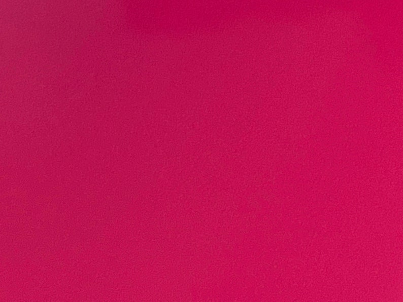 Może przedstawiać: Jednolite, jasnor&oacute;żowe tło.