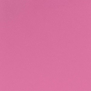 Peut inclure: Un fond rose uni.