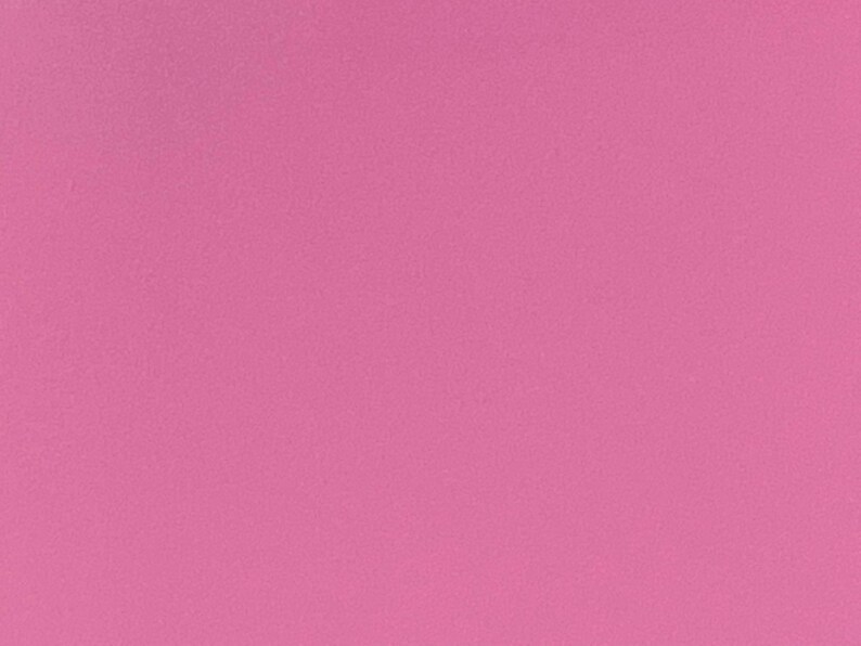 Peut inclure: Un fond rose uni.