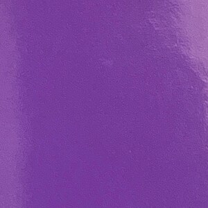 Peut inclure: Un fond uni violet avec une surface l&eacute;g&egrave;rement textur&eacute;e.