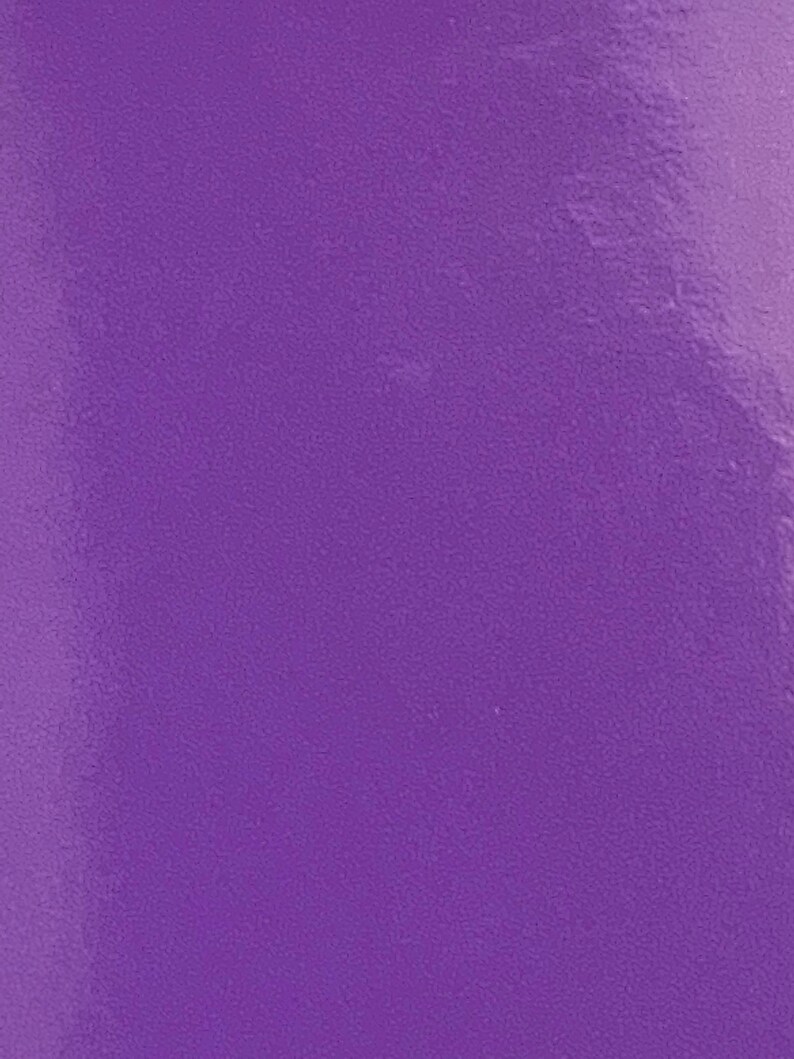 Peut inclure: Un fond uni violet avec une surface l&eacute;g&egrave;rement textur&eacute;e.
