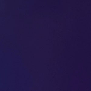 Może przedstawiać: Jednolite ciemnofioletowe tło.