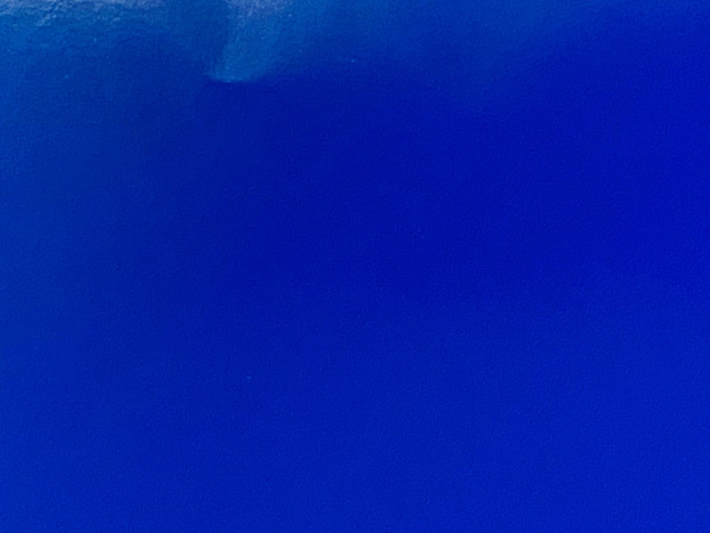 Peut inclure: Un fond bleu uni avec un l&eacute;ger d&eacute;grad&eacute; du bleu clair au bleu fonc&eacute;.