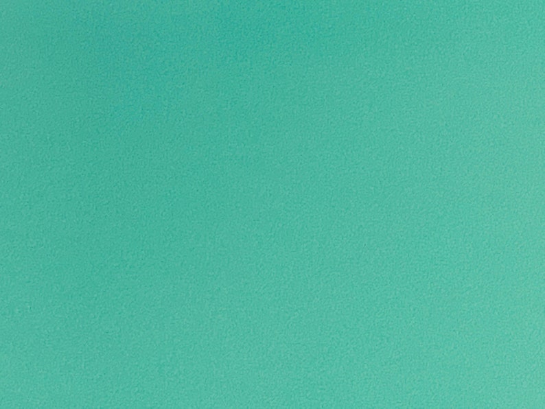 Może przedstawiać: Jednolite tło w kolorze turkusowym.